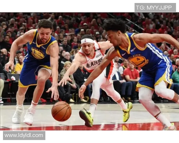 戴维斯在对阵开拓者的比赛中展现中投绝技引发球迷热议 戴维斯在对阵开拓者的比赛中展现中投绝技引发球迷热议