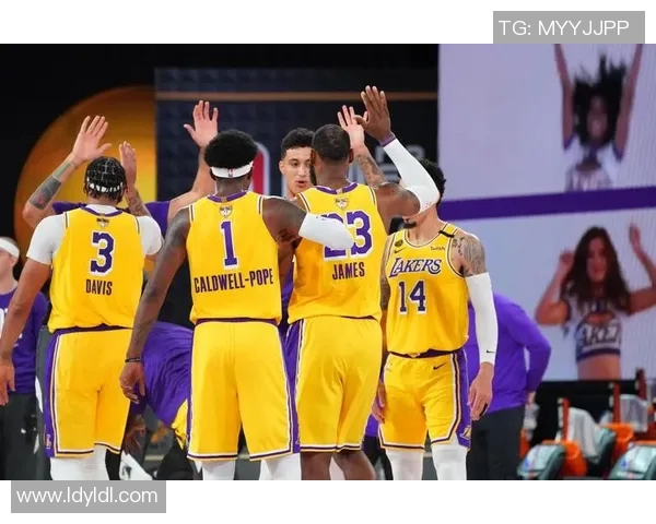 湖人对热火总决赛精彩回放中文解说带你重温经典瞬间与激烈对抗 湖人对热火总决赛精彩回放中文解说带你重温经典瞬间与激烈对抗